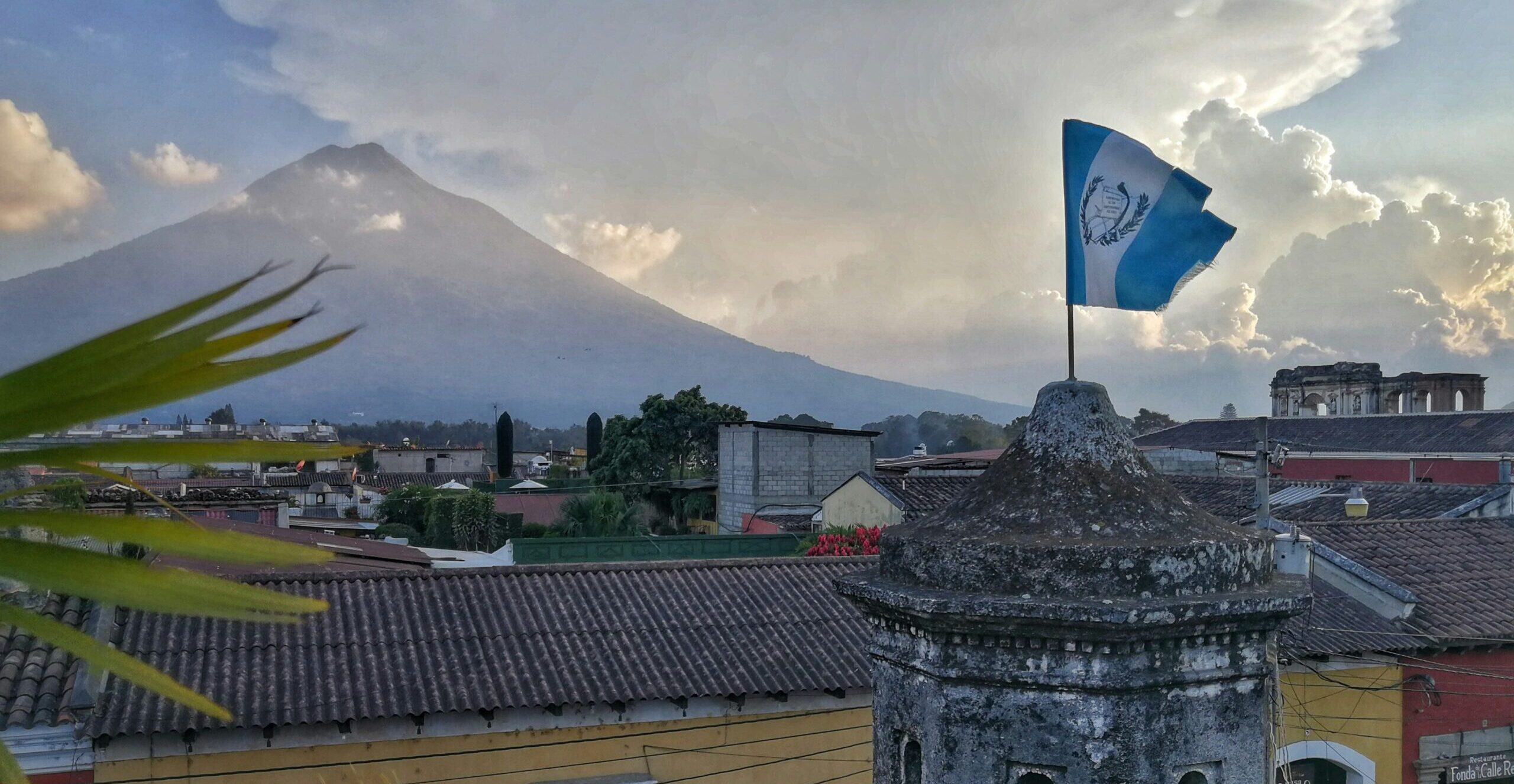 how many volcanoes are in guatemala​