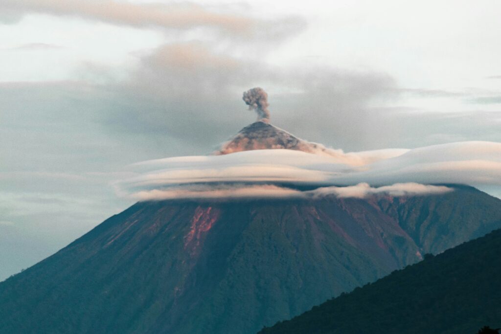 how many volcanoes are in guatemala​
